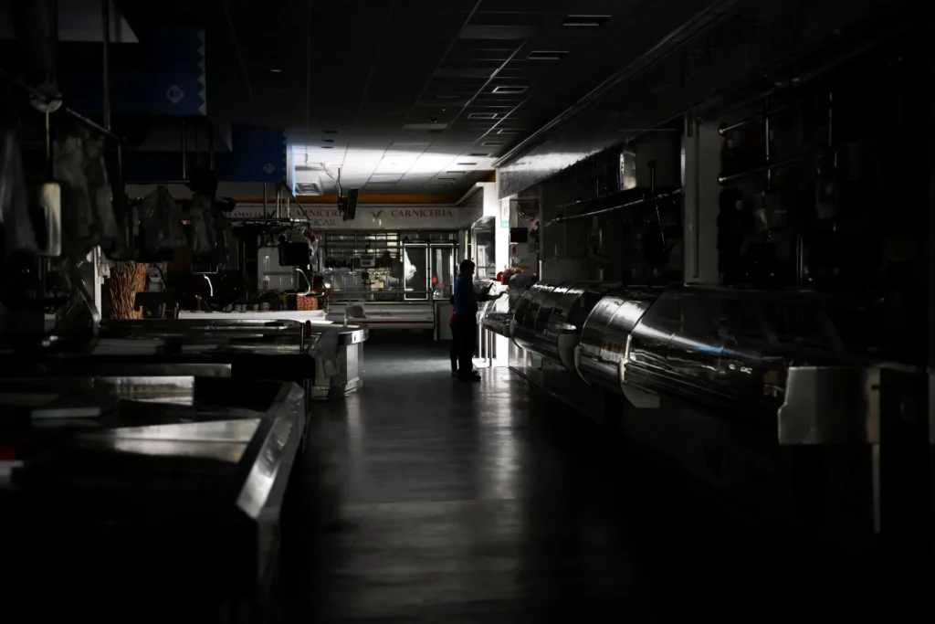 Un hombre y un niño caminan por un mercado local durante un apagón masivo en Vigo, noroeste de España, el 28 de abril de 2025.. Miguel Riopa/AFP/Getty Images